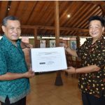 MURESKO Berikan Penghargaan Dr. Eko Joko Trihadmono, M.Pd Guru SMKN 8 Surakarta Sebagai Tokoh Seni dan Budaya