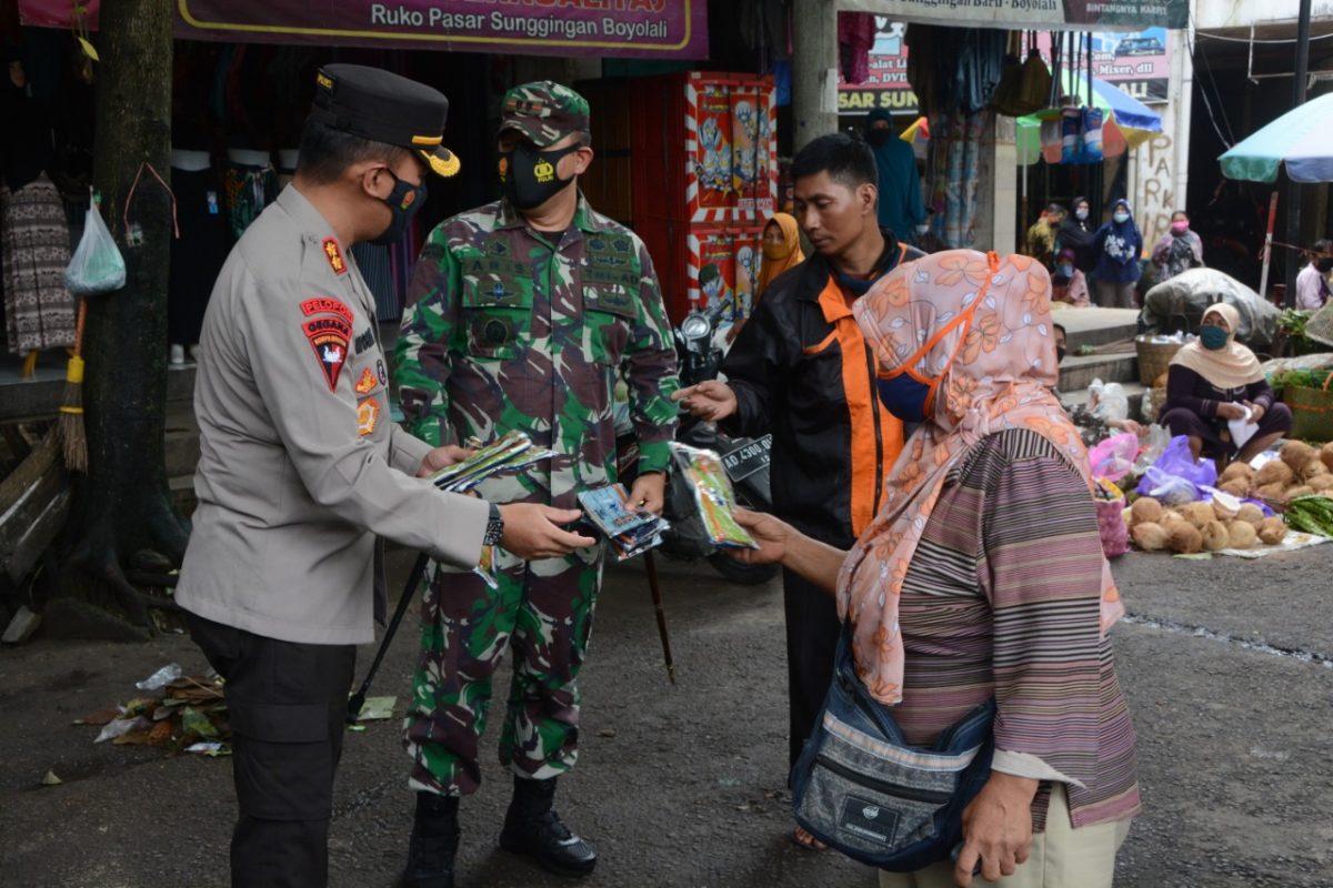 Kapolres Boyolali dan Dandim 0724, Bagikan 1300 Masker di Pasar Sunggingan