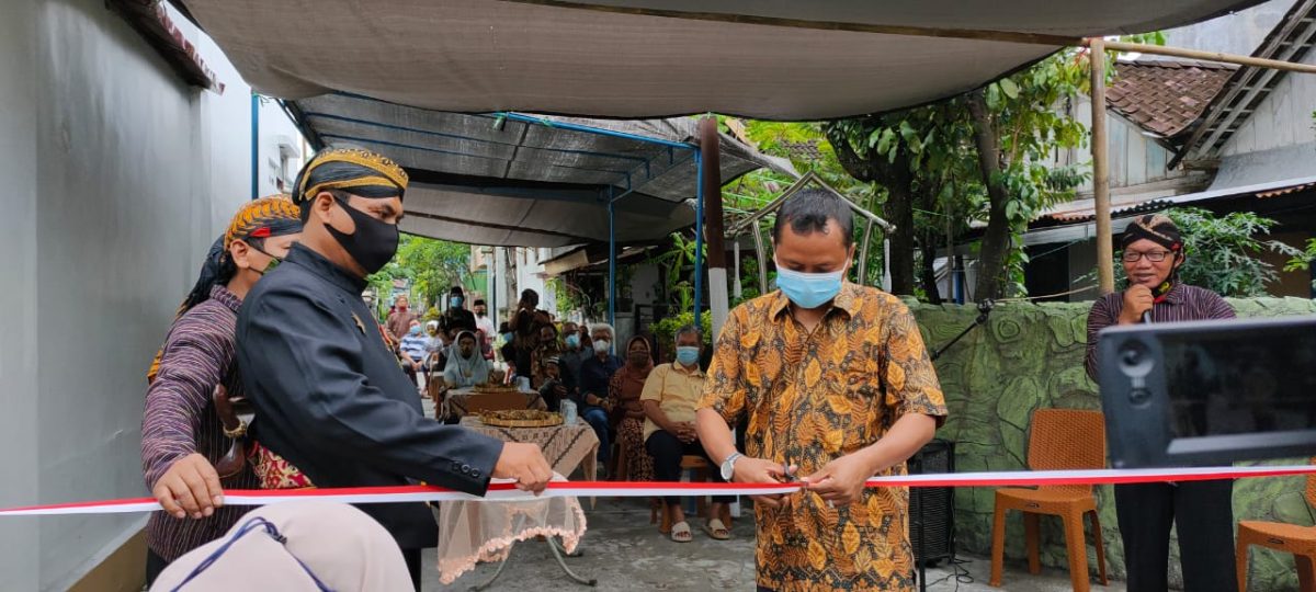 Peresmian Gapuro Kelurahan Mojo Ditandai Pengguntingan Pita