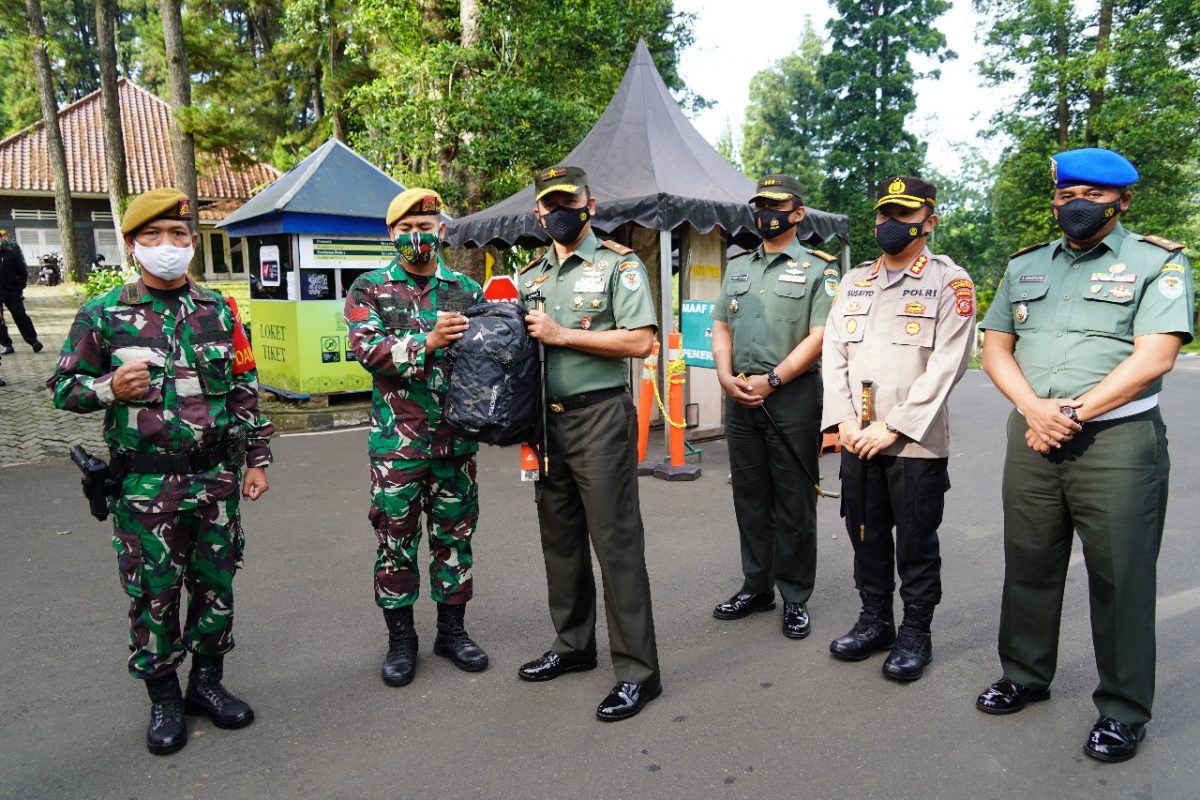 Danrem 061/Sk Berikan Penghargaan Kepada Prajuit Yang Sigap Laksanakan PAM Objek Vital