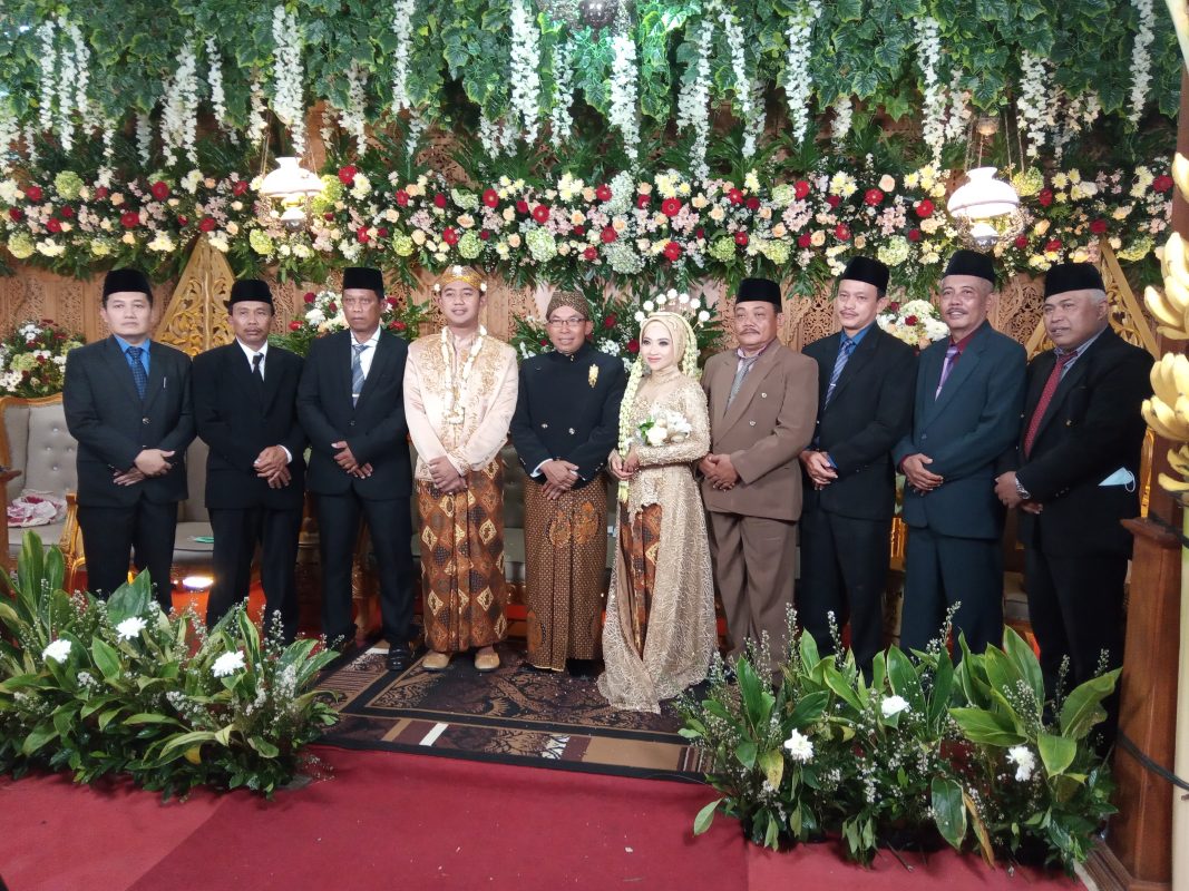 Kades Kaloran Mantu, Patuhi Protokol Kesehatan Kedua Mempelai Bahagia Menikmati Lembaran Hidup Baru