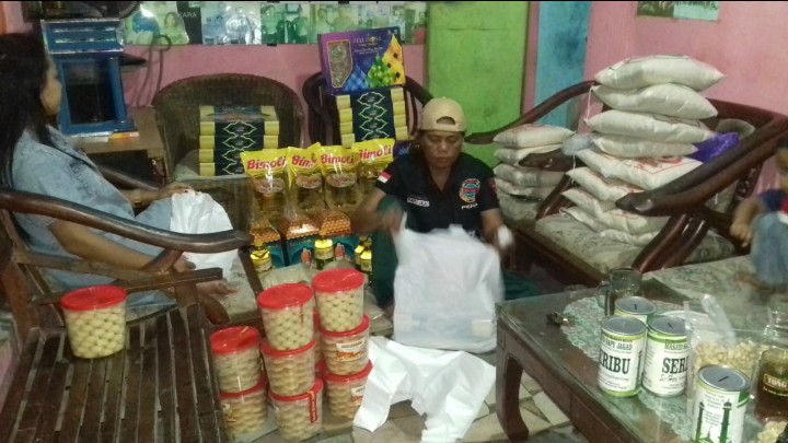 Keluarga Besar Janter Suharti Bagikan Sembako Jelang Lebaran 2021