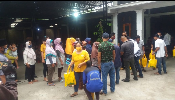 Dua Tokoh Masyarakat Klaten Bersama Para Rekannya, Beri Bantuan Paket Sembako Untuk Warga Desa Tlogowatu