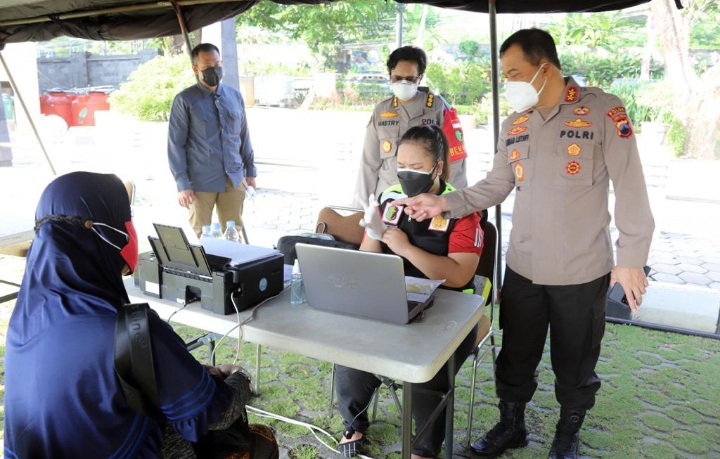 Kapolda Jateng Cek Gerai Presisi Vaksinasi di halaman Mapolda Jateng