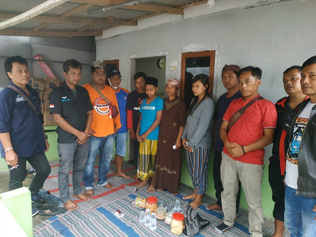 Kades dan Sekdes Tlogowatu Serta Relawan Serahkan Dana Bantuan Untuk Korban Semeru