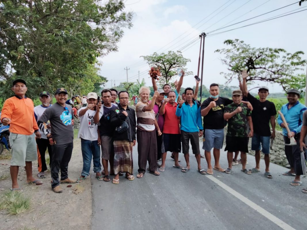 Jalan Sukodono Gesi Membuat Warga Geram, Sering Terjadi Laka Hingga Warga Berswadaya Lebarkan Bahu Jalan