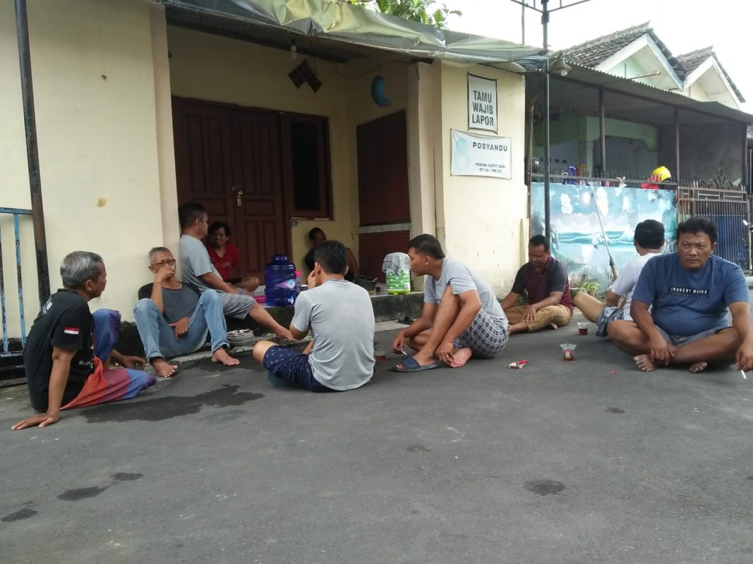 Bulan Ramadhan Penuh Berkah, Warga Desa Teras Bersihkan Tempat Ibadah