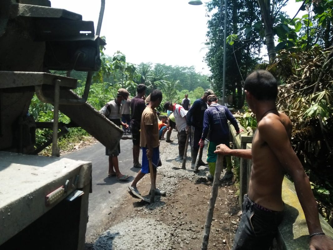 Gotong Royong Masih di Budayakan Masyarakat Desa di Desa Salakan Dan Desa Teras