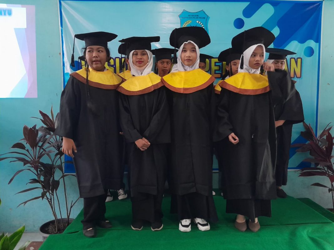 Air Mata Haru Warnai Pelepasan Siswa Kelas VI SD Negeri 3 Banyuagung Banjarsari