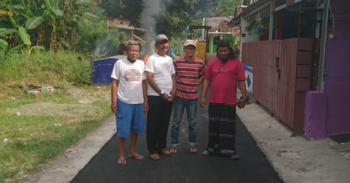 Aspal jalan di Perum Gupitsari Desa Teras Selesai di Bangun, Warga Sambut Gembira