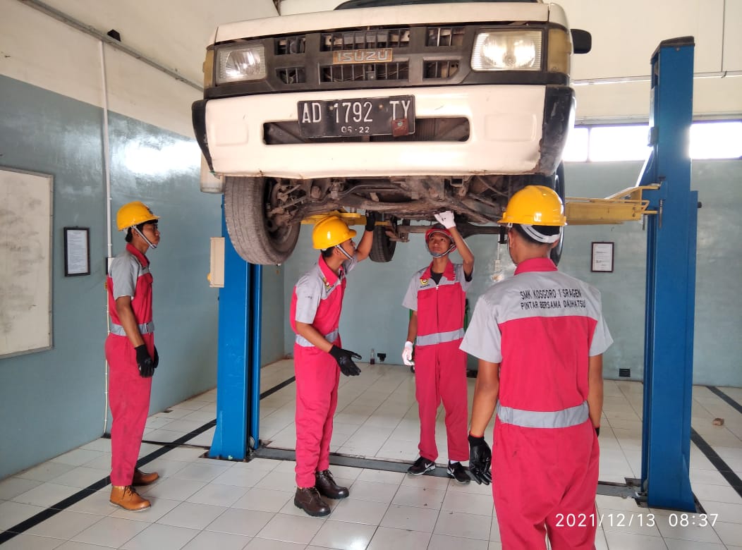 SMK KOSGORO 1 Sragen Memiliki Visi Menjadi   Pilihan Utama Masyarakat, Saat Ini Satusatunya Sekolah Yang Resmi Bekerjasama  Dengan PT AHM (PT Astra Honda Motor) dan  PT ADM (PT Astra Daihatsu Motor) serta PT  POLYTRON