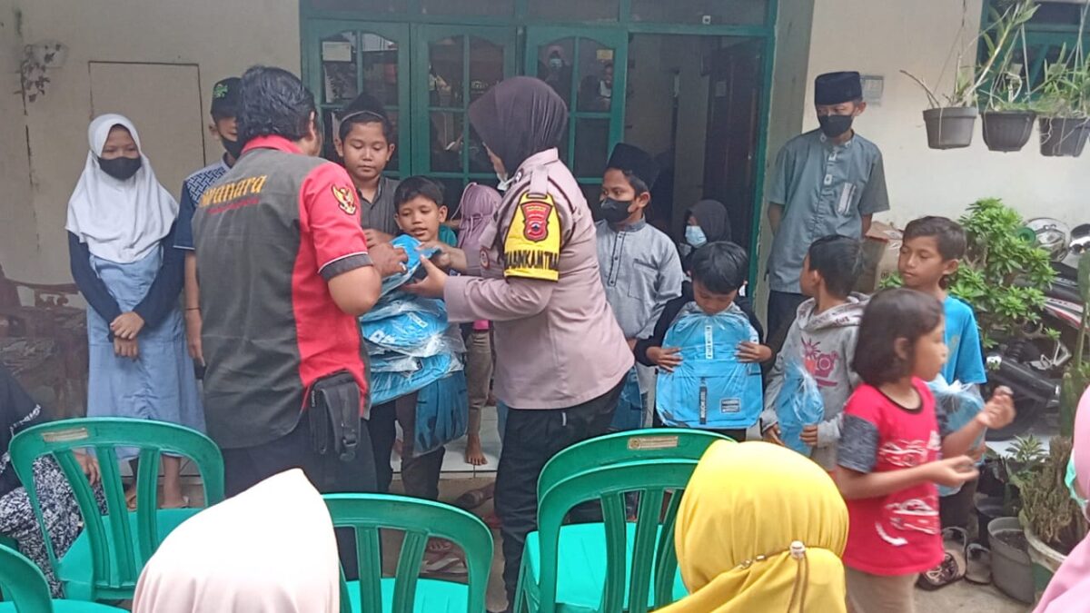 Aiptu Diah Handarini Bhabinkantibmas Desa Karangkedawung Hadiri Pembagian 20 Tas kepada Yatim Piatu
