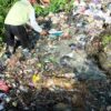Pemdes Pilangpayung  Kecamatan Toroh Kabupaten Grobogan Melakukan Upaya Pembersihan Sampah Liar, Hanya 3 Orang Warga Yang Ikut Membantu