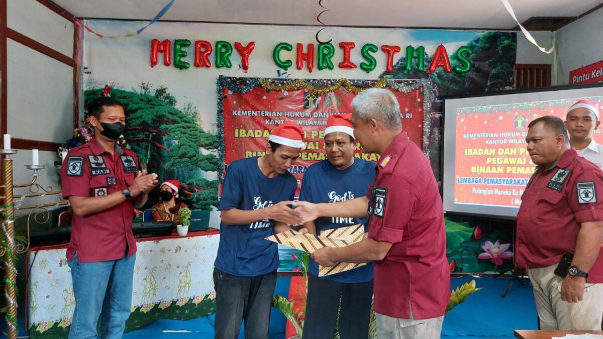 Dua Warga Binaan  Lapas Kelas IIB Purwodadi Terima Remisi Natal Tahun 2022