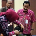 Akibat Ulah Iseng Sentil Nama Jokowi Saat Aksi di DPR RI, 2 Kades Grobogan Viral Ini Dapat Ulti Bupati Dengan Potong Rambut