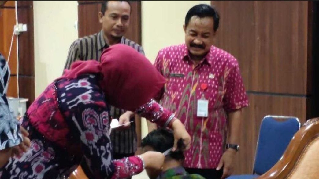 Akibat Ulah Iseng Sentil Nama Jokowi Saat Aksi di DPR RI, 2 Kades Grobogan Viral Ini Dapat Ulti Bupati Dengan Potong Rambut