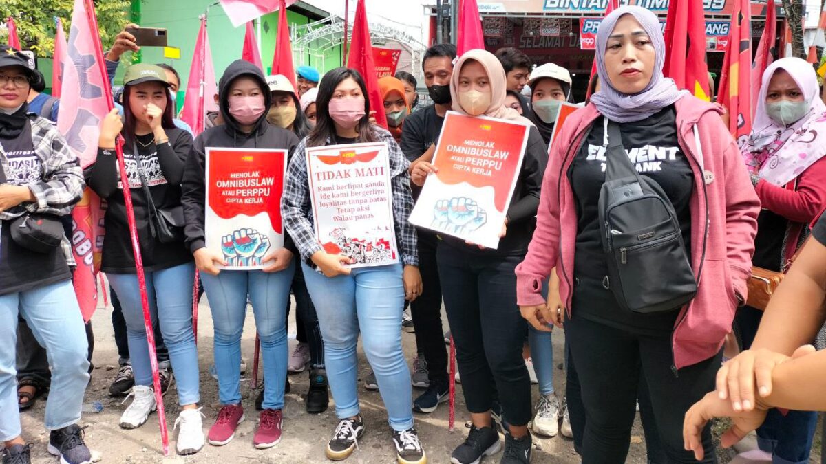 Komite Aksi Buruh Terpimpin “KABUT” Godong – Grobogan, Demo Didepan Disnakertrans Kabupaten