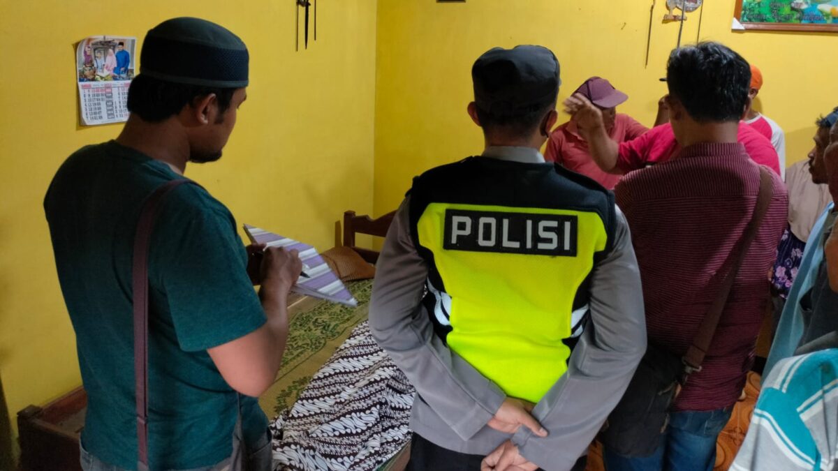 Diduga Tersengat Aliran Listrik Seorang Kakek Ditemukan meregang nyawa Di bawah Pohon Cemara