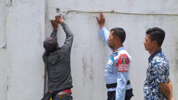 Petugas PLN Purwodadi Sedang Melakukan Pengecekan Jaringan Listrik di Lapas Purwodadi, Didampingi Kaur Umum Supriyanto.