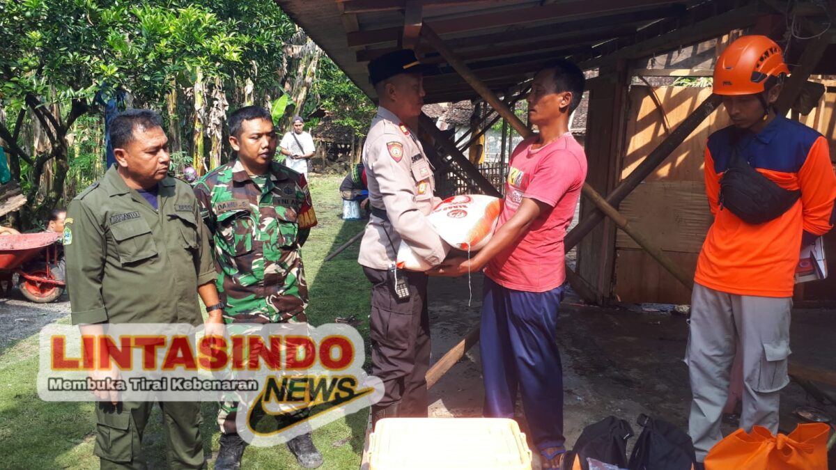 Di Duga Konsleting Listrik Arus Pendek Tegangan Tinggi, Satu Unit Bangunan Rumah Hanggus Di Lalap Si jago Merah