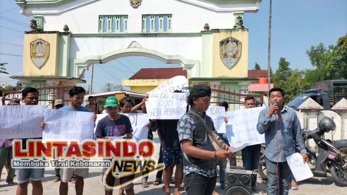Aksi Damai Puluhan Warga Asemrudung Membubarkan Diri Setelah Diberikan Penjelasan Camat Geyer Oetojo