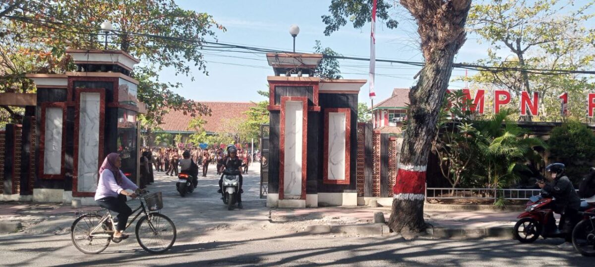 Ditarik Sumbangan Sebesar 2,5 Juta, Wali Murid Peserta Didik Baru di SMPN 1 Purwodadi Grobogan Kelimpungan