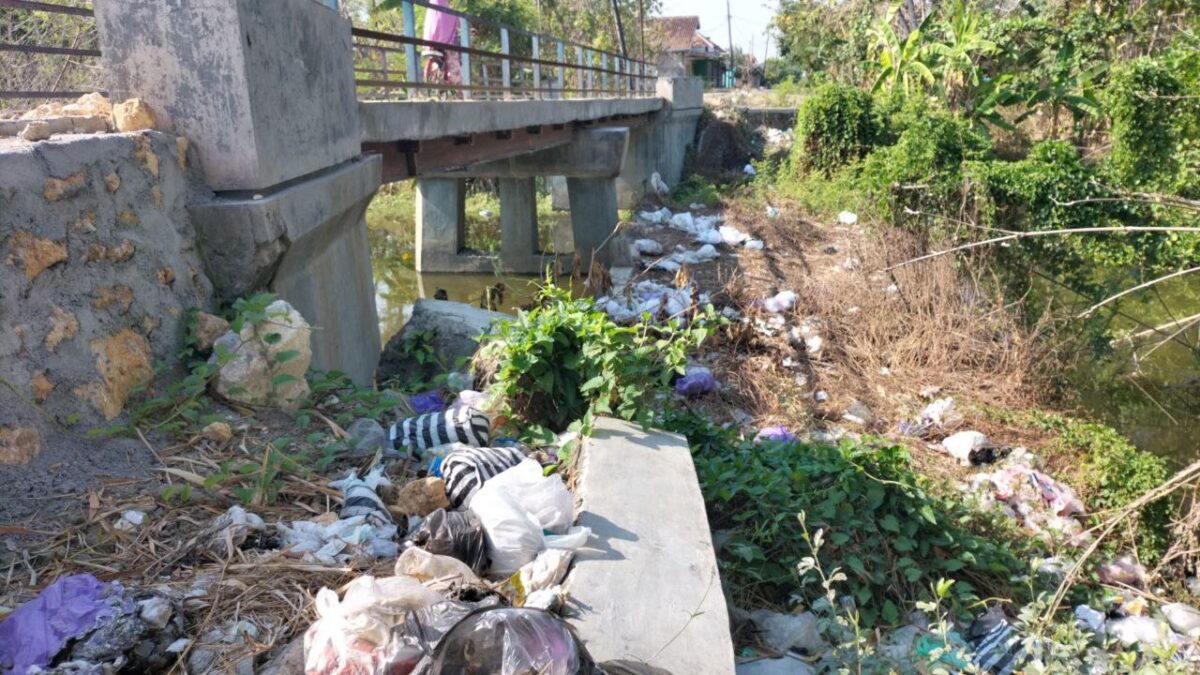 Sampah Liar dan Menjijikkan Penuhi Saluran Kanal Desa Sugihan Toroh, Hingga Mirip Tempat Pembuangan Begini Kondisinya!!