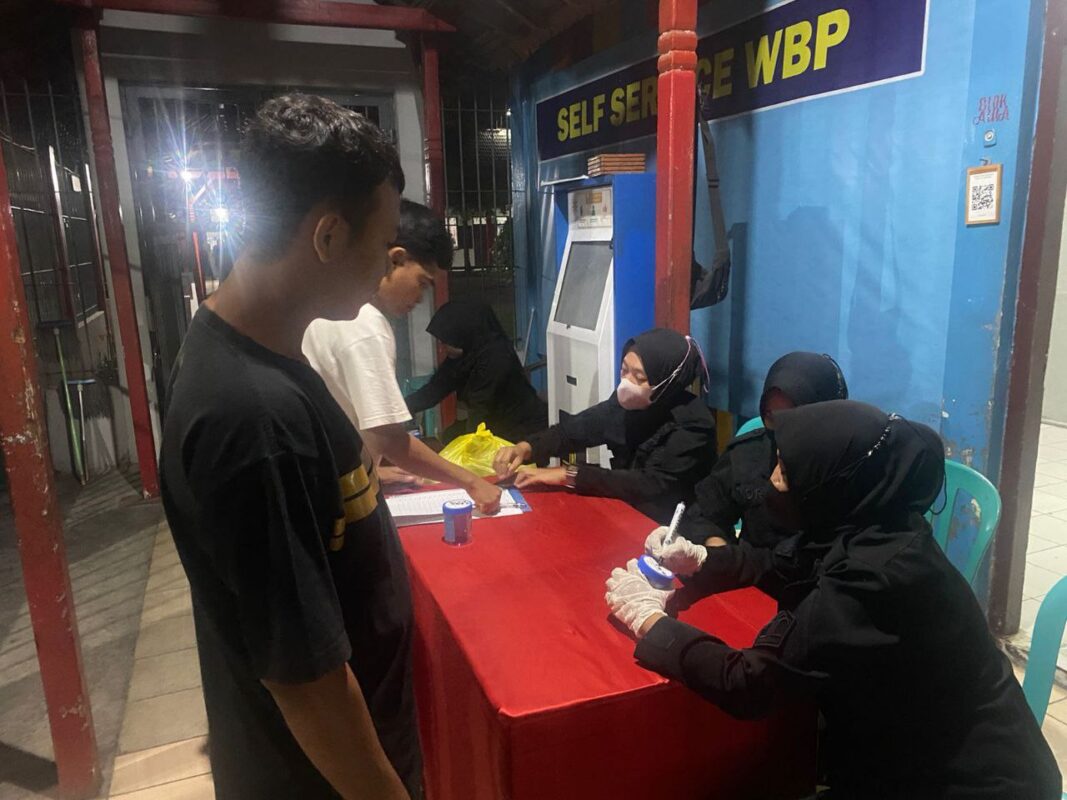 Kalapas Kelas IIB Purwodadi Herman Anwar, Pimpin Langsung Sidak Kamar Blok Hunian Warga Binaan Bersama Petugas Gabungan