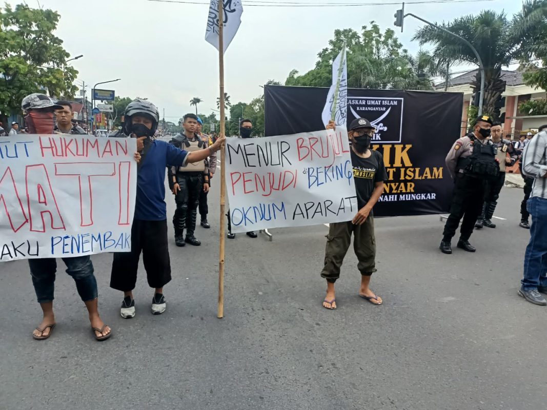Laskar Umat Islam Karanganyar demo ajukan tiga tuntutan.