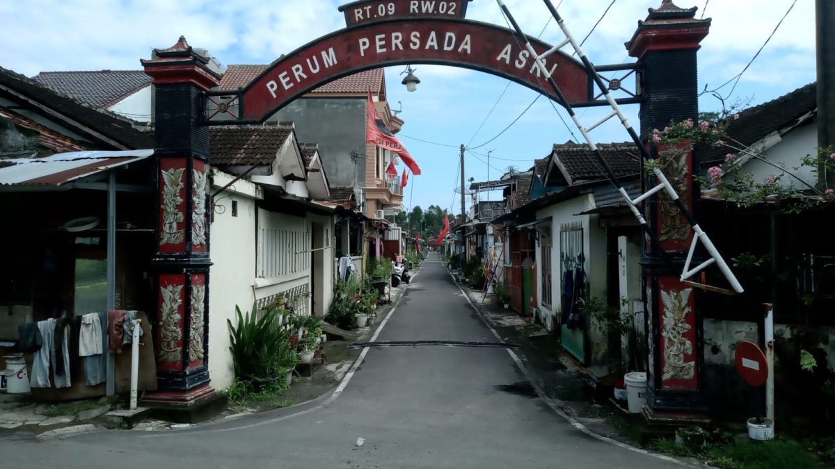 Warga Gupitsari Teras Membuat Polisi Tidur di lingkungan