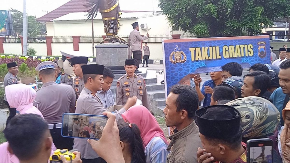 Kapolres Beserta Istri Bagikan Takjil di Bulan Ramadhan Dalam Peresmian Monumen Garuda Bhayangkara