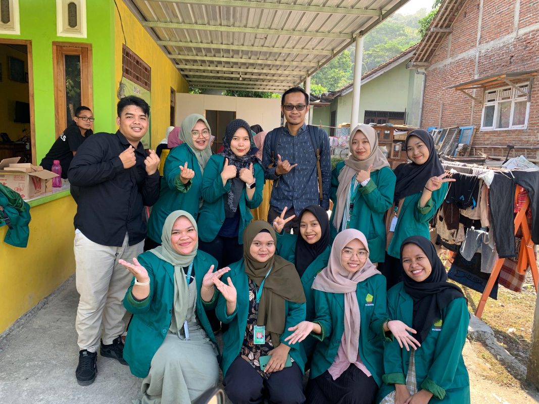 Kolaborasi Pendampingan Packaging dan Pre-Sale Berbasis E-commerce untuk Produk Olahan Tempe Ngapak oleh mahasiswa PPG Prajab UST Yogyakarta