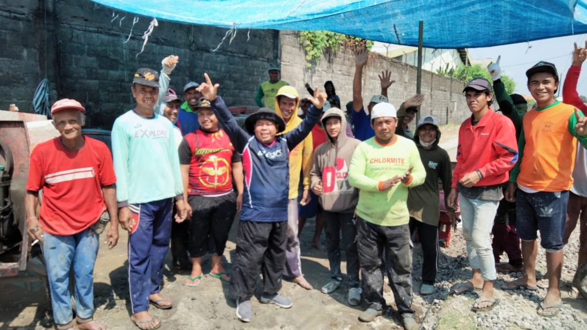 Warga Darangan Kompak Gotong Royong membangun Cor Jalan di RT 09
