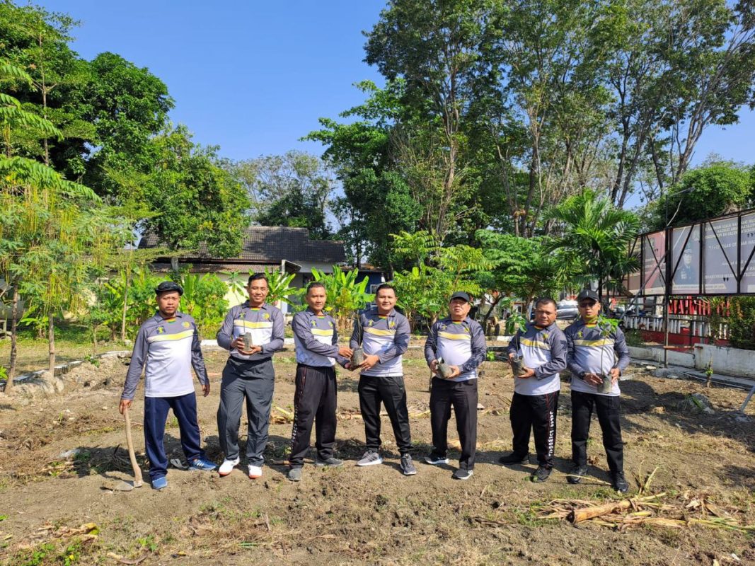 Hijaukan Lapas, Kalapas Kelas IIB Purwodadi Grobogan Herman Anwar Tanam Bibit Alpukat dan Kelengkeng Bersama Pegawai