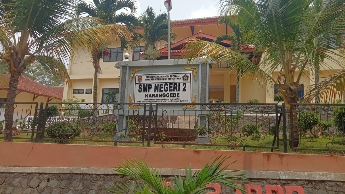 Diduga SMP Negeri 2 Karanggede Lakukan Praktek Pungli Ke Siswa, Dari Seragam Hingga Buku Ajar, Kasek: Sudah Dapat Rekomendasi Dari Perusda Boyolali 