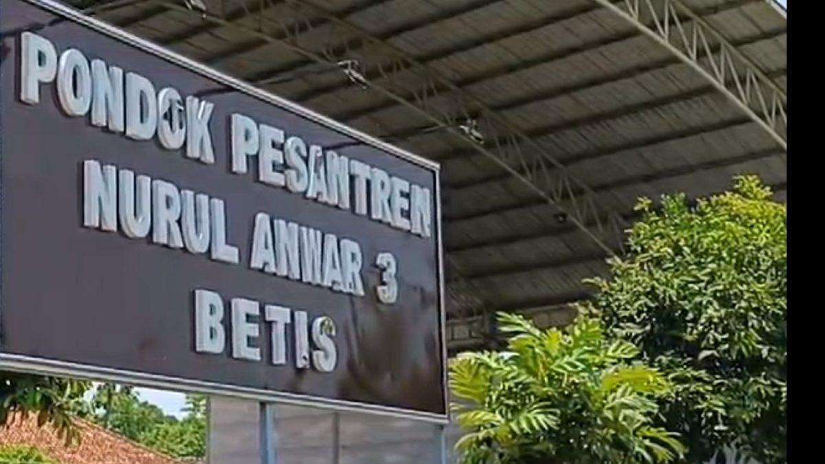 Terekam CCTV Diduga Oknum Santri Merusak Gembok Pintu Yang Disegel Masjid Amini Betis, Kini di Laporkan Ke Polres Sragen