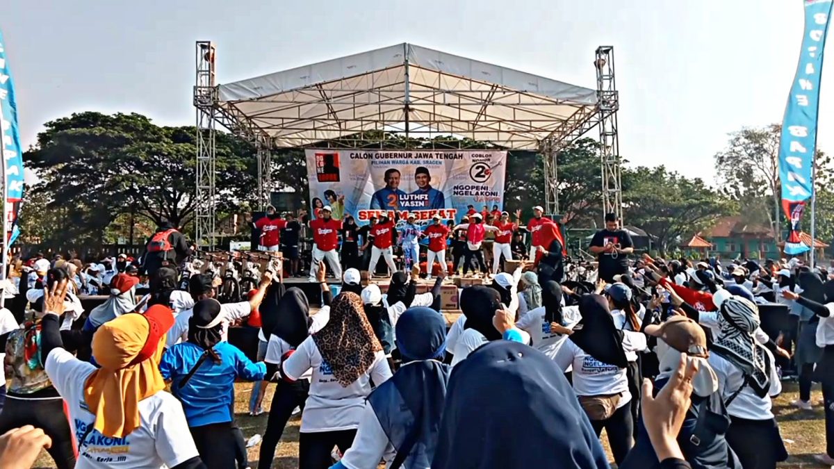 Tumpah Ruah di Lapangan SBI Gemolong, Ribuan Relawan Ahmad Lutfhi – Gus Yasin Gelar Senam Sehat dan Berbagi Door Prize