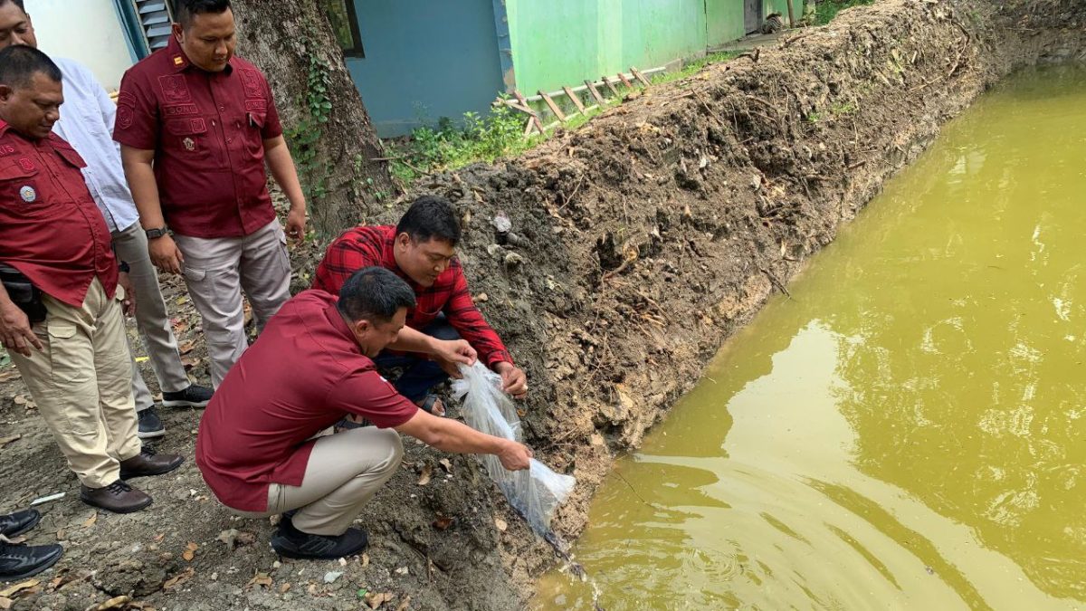 Perkuat Ketahanan Pangan, Kalapas Purwodadi Tebar 3.000 Ekor Benih Lele 