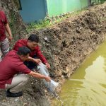 Perkuat Ketahanan Pangan, Kalapas Purwodadi Tebar 3.000 Ekor Benih Lele 