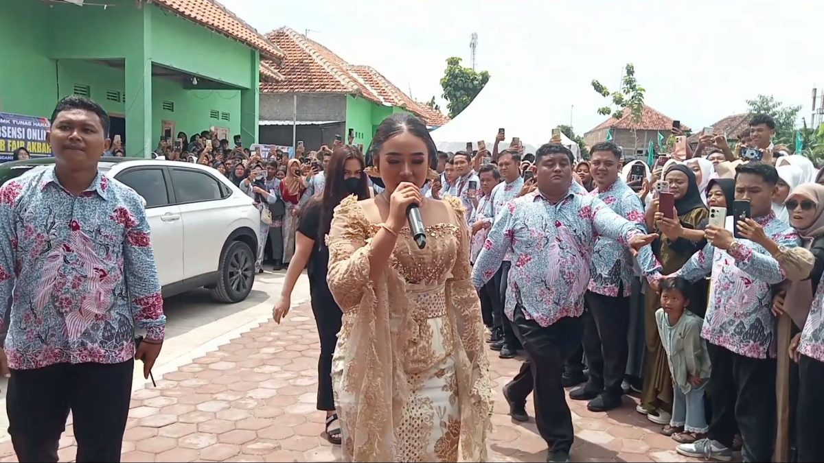 Job Fair Dan Peresmian GOR Lestari Tunas Harapan di Hibur Artis Cantik Niken Salindri