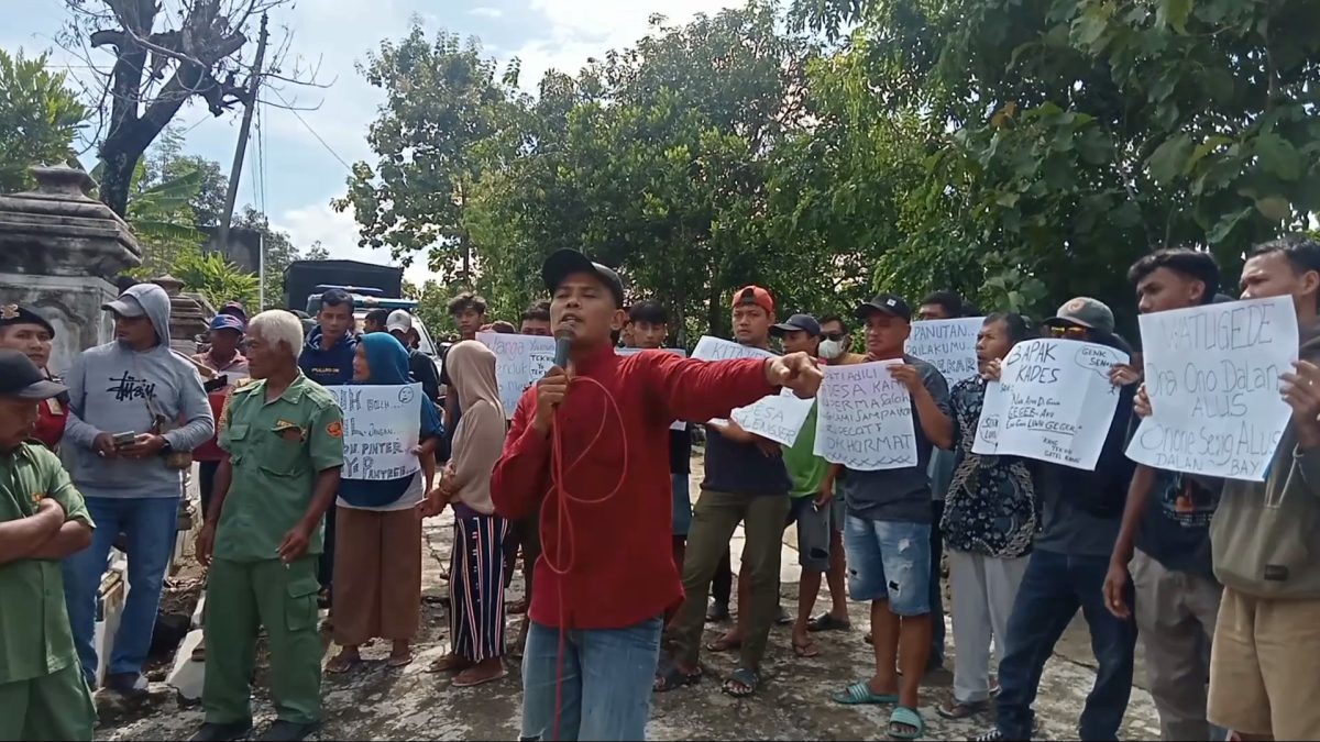 Diduga Berselingkuh Dengan Janda, Kades Watugede di Demo Warga 