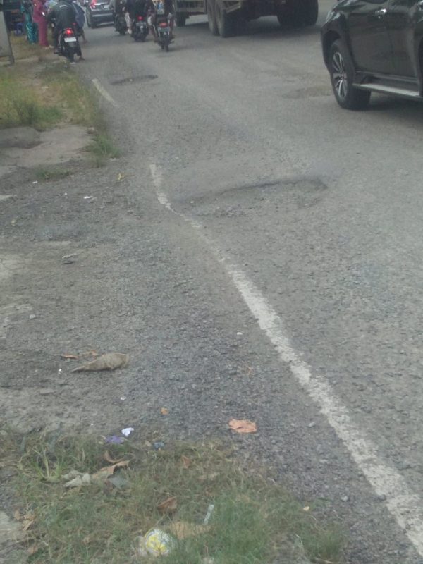 Jalan Kartasura Menuju Bandara Adi Sumarmo Berlubang, Setiap Malam Banyak Pengendara Berjatuhan