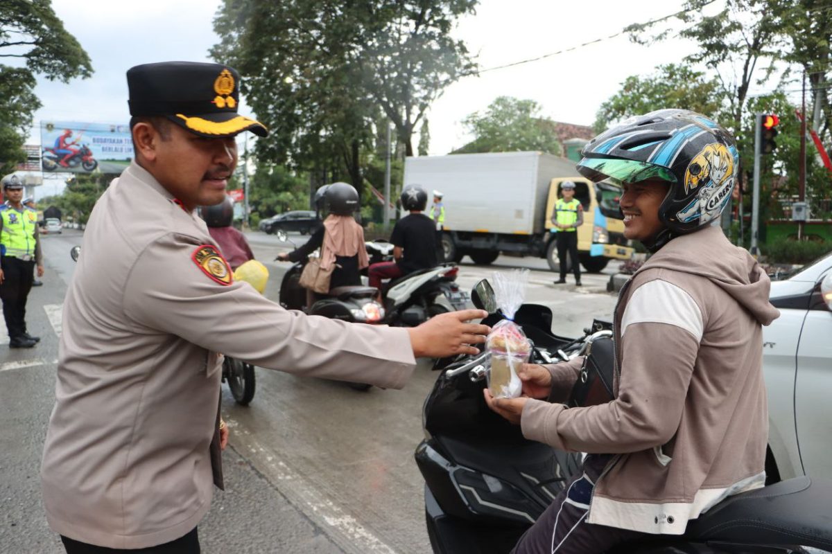 Sembari Bagikan Takjil, Kapolres Grobogan Imbau Pengguna Jalan Tertib Berlalu Lintas