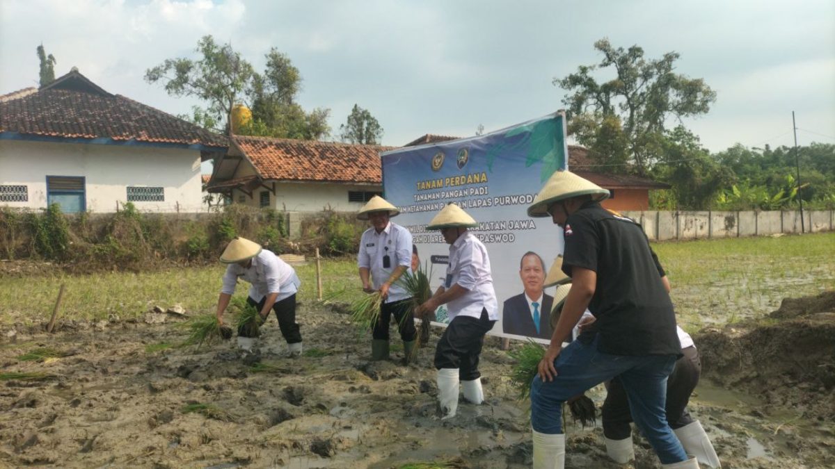 Kakanwil Ditjenpas Jateng Hadiri Penanda tanganan Kerjasama dan Buka Sekolah Tani Sesi II Bagi Warga Binaan di Lapas Purwodadi