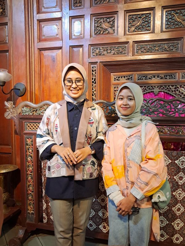 Mahasiswi Desain Mode FSRD UNS Berprestasi di Batik Gunasti Kauman, Karya Inovatif Diberikan kepada Wakil Walikota Solo