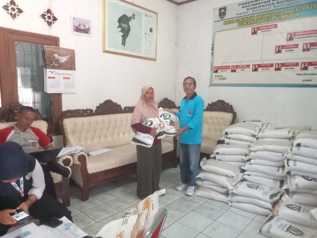 197 Keluarga di Desa Sempulur Terima Bantuan Beras dari Bulog, Prioritaskan Warga Jompo, Janda dan Disabilitas 