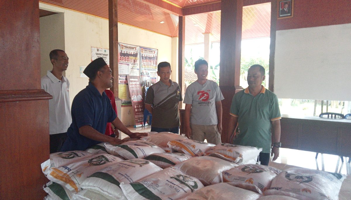 349 KK di Desa Tanjung Klego Terima Bantuan Beras dari Pemkab Boyolali dan Bulog