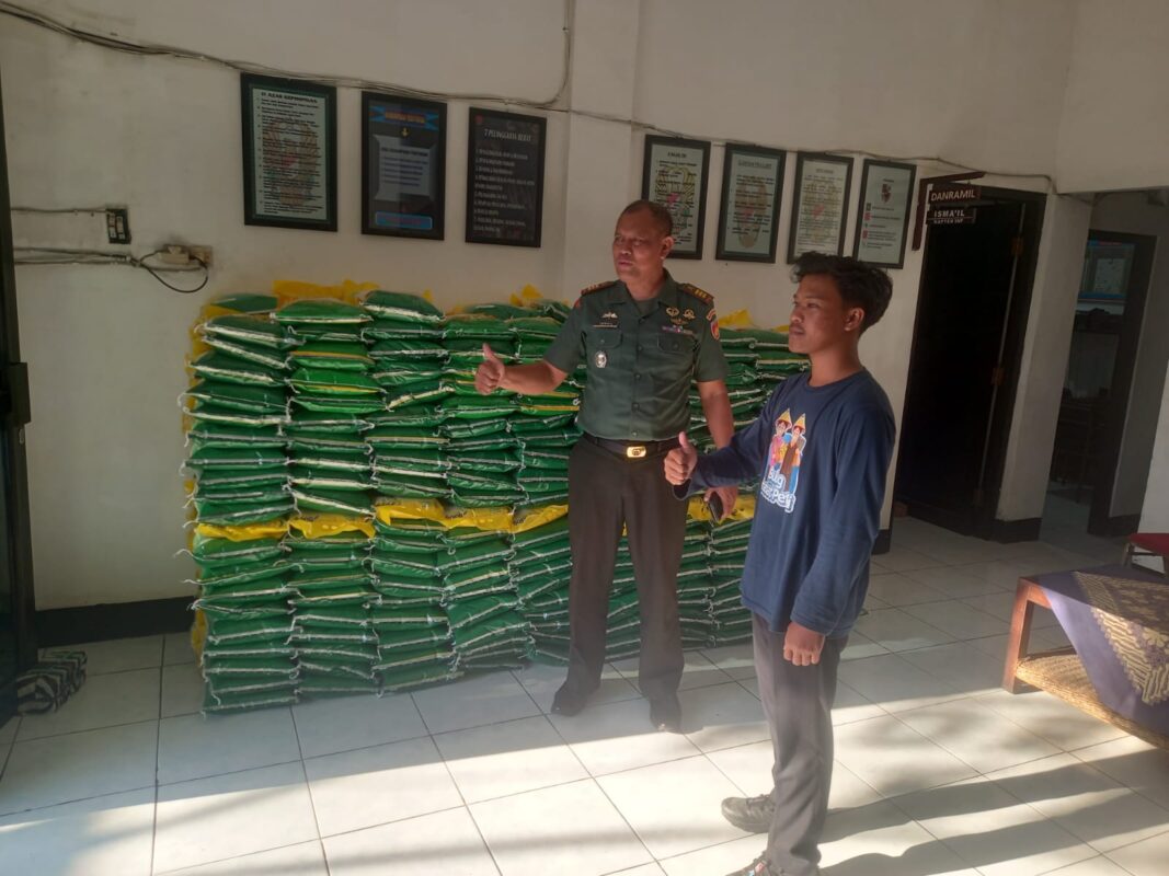 Beras Murah Laris di Koramil 06/Kartasura, Dua Ton Langsung Diserbu Warga
