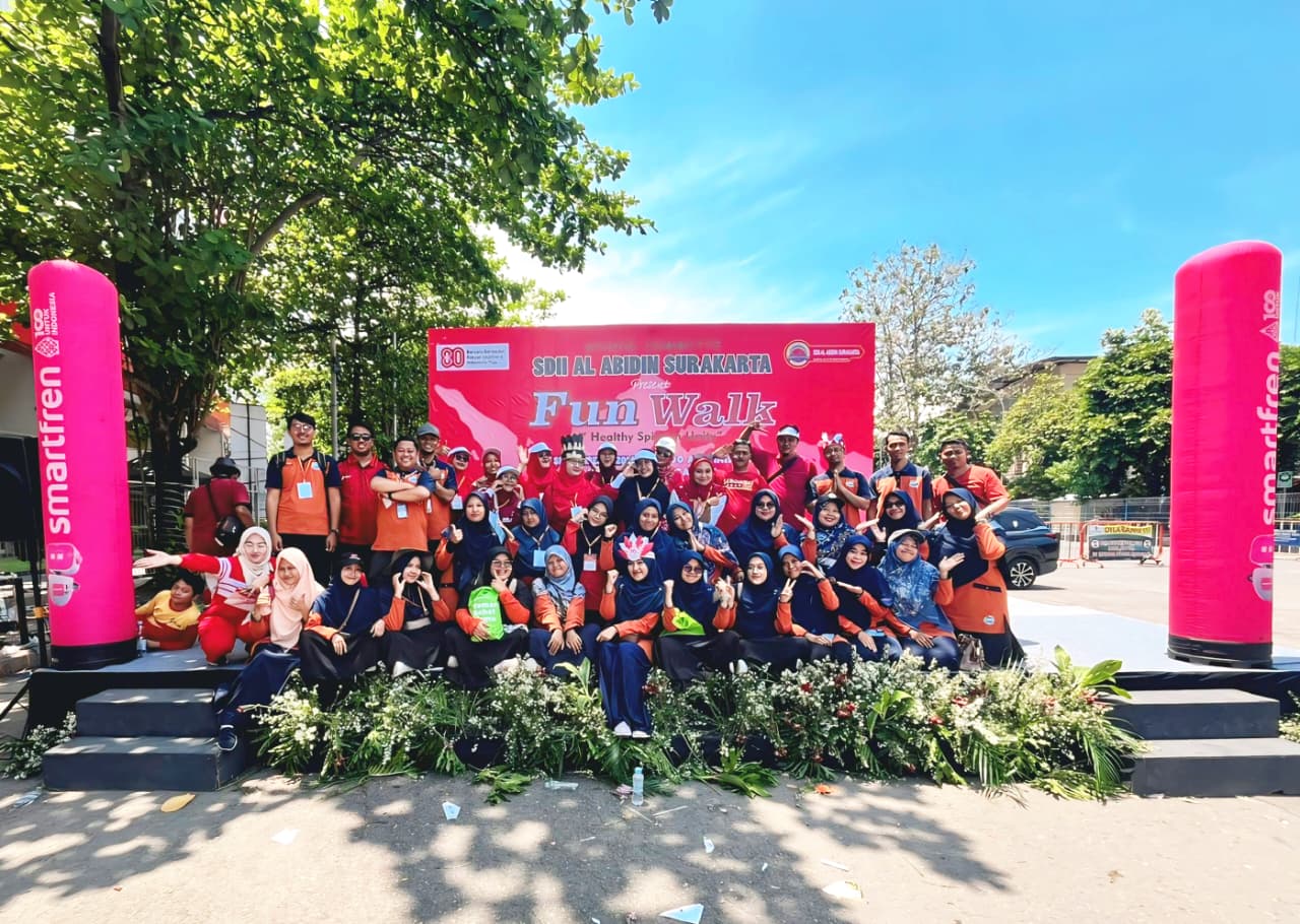 Ribuan Peserta Meriahkan Funwalk SDII Al Abidin di Stadion Manahan