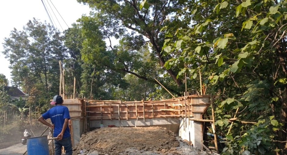 Proyek Jembatan Jalan Raya Cepresan Kemusu, Bagaikan Proyek Siluman: Tanpa Papan Informasi, Pekerja Pun Tak Gunakan APD!